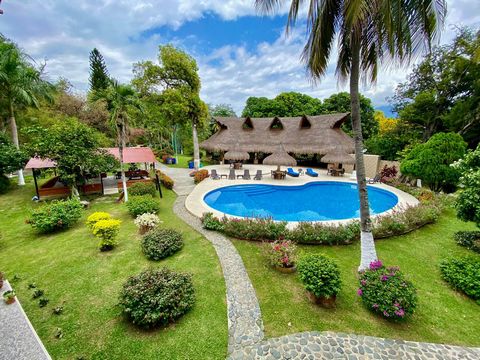 Wij presenteren u een prachtige finca gelegen op slechts 5 minuten van Santafé de Antioquia, in Colombia. Deze woning heeft de droomindeling voor elk recreatiedomein, met in totaal 6,5 blokken (ongeveer 41.600 m2), 3 huizen die volledig zijn uitgerus...