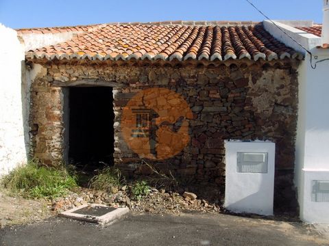 House to rebuild, with 80m2 consisting of 3 divisions and with 2 fronts. Located in a friendly village (Corte Nova) in the parish of Odelight in Castro Marim 20 minutes from Vila Real de Santo António and Spain. 20 minutes from Castro Marim Golf and ...