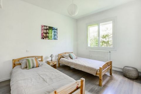 Esta casa de vacaciones de 3 dormitorios en Barry-d'Islemade, Midi-Pyrénées, es perfecta para una familia o un grupo de 6 personas. Viene con una cocina totalmente equipada, piscina, terraza techada y barbacoa. Puede descubrir la zona, llena de bosqu...
