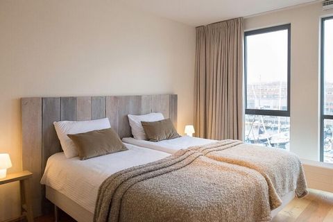 Este lujoso apartamento de 2 dormitorios de 110 m2 es parte del centro náutico Scheveningen ubicado en el segundo puerto interior de la localidad de baños de Scheveningen, más grande y de moda de Europa, a solo 15 minutos del vibrante centro de la Ha...