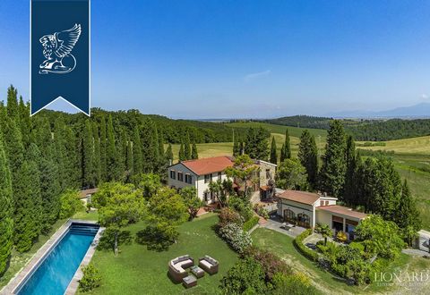 This stunning farmhouse for sale is in a high, panoramic position on the hills of the province of Livorno, a place where full of silence and intimacy, as is typical of Tuscany's picturesque countryside. This estate measures 470 square meters ove...