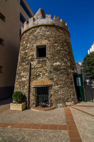 Questo accogliente appartamento si trova a Rosas, sulla Costa Brava, in provincia di Girona, in Catalogna. Rosas si trova sulla linea costiera settentrionale del Golfo di Roses, a sud di Cape Creus. La sistemazione e fa parte di un affascinante quart...