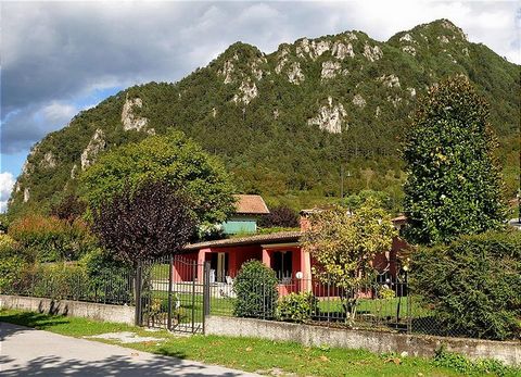 This free-standing villa is situated on a beautiful beach on Lake Idro. The large, fenced garden includes a barbecue and garden furniture. From the garden you can walk directly to the lake. During the entirety of the 2024 season, adjacent to the prop...