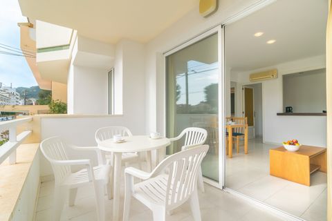 Fantastisch appartement met een gezellig terras en ruimte voor 2 - 3 personen. Het ligt op 250 meter van het strand van Canyamel, in Capdepera. Op het gezellige terras, met uitzicht op de rustige straten van de woonwijk Canyamel, kunt u rustig ontbij...