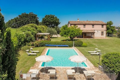 Villa Fabrizio est une élégante maison de campagne avec piscine privée près de Arcevia dans la campagne paisible dans la région des Marches. Le manoir est une ferme typique de la région et a été entièrement rénové avec une attention aux détails. De l...