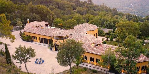 This magnificent villa, designed and built to an extremely high quality, sits in the hills overlooking Bargemon and offers panoramic views. Tastefully decorated, the villa is fully adapted to the modern era with many appliances connected virtually an...