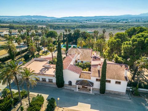 Lucas Fox presents a fabulous plot of more than 40,000 m² located at the foot of the Serrega Largab mountain in Novelda, which protects it from the north winds. The traditional 19th century Mediterranean mansion offers a unique combination of classic...