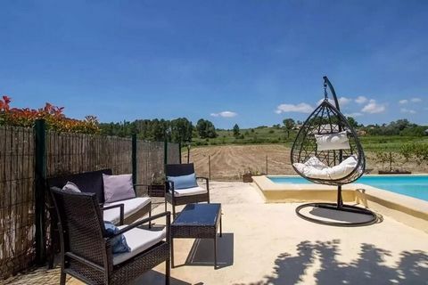 This holiday home in Gargas with comfortable bedrooms offers a magical holiday for families or friends. Enjoy the peace and comfort at the edge of the private pool! Just 5 km from Apt, the capital of candied fruit, Gargas is set among vineyards and h...