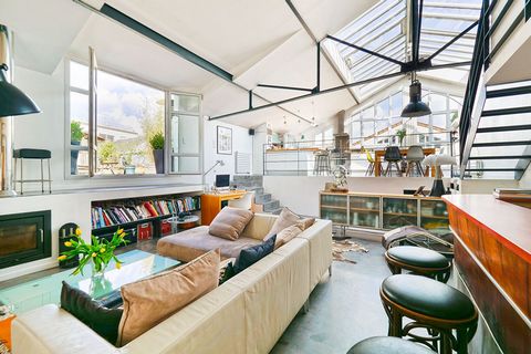 In the Marceau-Republique district, this former dance hall rehabilitated into a 183 m2 loft style apartment with a superb 72 m2 terrace has been completely redesigned by an architect and is accessible from the street via a separate entrance, much lik...