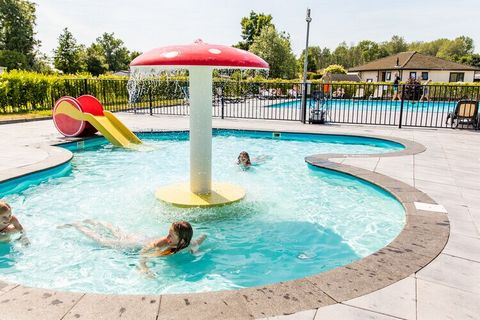 Dieses freistehende, ebenerdige Chalet befindet sich im schönen Ferienpark Parc De IJsselhoeve. Der Ferienpark liegt direkt an der Hollandsche IJssel, 18 km von der gemütlichen Hafenstadt Rotterdam entfernt. Das Chalet ist praktisch eingerichtet. Im ...