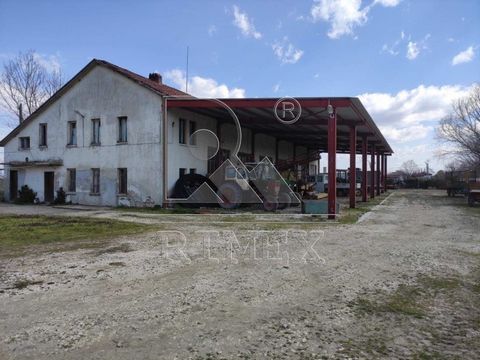 Offre 77695 Rimex Imoti propose le village de Manole de type halle de type dépôt de réparation avec une grue interne d’une superficie de 488m². Le site offre une infrastructure de communication parfaite, un accès TIR, un parking avec eau directe et d...