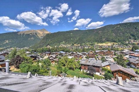 Close to the centre of Morzine village, this apartment offers lovely views and an easy walk to town. * Accommodation Occupying the top floors of an older block in Morzine, this apartment has been updated over the years and has a lovely charm to it. T...