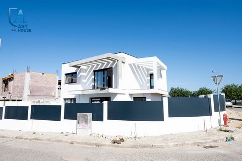 Huis T4 in aanbouw, dat al in de definitieve afwerking is. Deze villa bestaat uit 2 verdiepingen. De materialen die voor hetzelfde zijn gekozen, zijn premium, met een moderne architectuur. Het is ingevoegd in een woonwijk met groene ruimtes, waardoor...