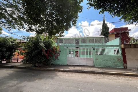 Opportunity!, house for sale as housing land in one of the quietest and most familiar areas of San Francisco Culhuacan, in a small gated with a park less than 100 meters.  Land of 246 m2, has a simple construction of 197 m2 on two levels, a small cel...