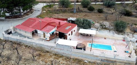 Magnificent home in a very quiet area in Hoya Hermosa, in the middle of the Sierra La Pila, near La Garrapacha, beautiful views and a pleasant and quiet environment where you can enjoy what you like best. The house is distributed in four bedrooms. La...