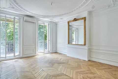 Paris 5th - grand 4 bedroom light filled property with balcony and elegant period features - to renovate IJust a stone's throw from the Seine and Ile Saint Louis, in an 1890's building with elegant communal areas, family and reception flat on the 2nd...