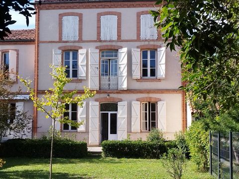 Between Montauban and Agen, close to all amenities (school, college, shops, train station), this early 20th century house awaits its next owner for a complete renovation. In the basement is a large cellar, the ground floor consists of an entrance hal...