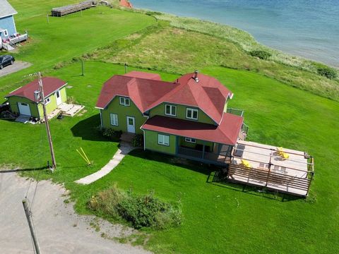 Situata alla fine della panoramica Sullivan Road a Bassin, questa straordinaria proprietà è inondata di luce naturale e offre una vista impareggiabile sul Golfo di San Lorenzo. Il suo orientamento a sud crea un'atmosfera tranquilla e stimolante, perf...