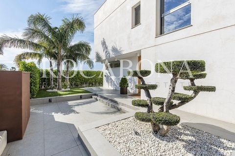 ROCABONA PREMIUM REAL ESTATE sprzedaje ekskluzywny dom w Playa de Cambrils, zbudowany z najlepszych materiałów i wykończeń; 100 metrów od plaży. Zakwaterowanie składa się z oddzielnego salonu/jadalni i prowadzi do zadaszonej werandy i przestrzeni zew...
