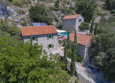 Omiš, 3 autochthonous stone villas, as a magical combination of traditional architecture and nature, in picturesque surroundings. An excellent choice for those who want to enjoy the complementary fusion of tradition and luxury. Each villa consists of...