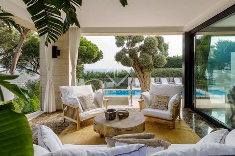 Esta impresionante casa está situada en una tranquila zona residencial de Sant Andreu de Llavaneres, un pueblo mediterráneo conocido por su alto nivel de vida, su fantástico clima y su cercanía a todos los servicios como el campo de golf o el club ná...