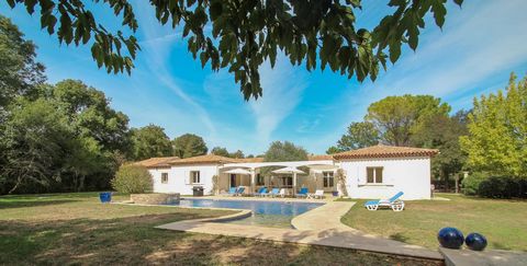 Set on a vast, flat plot of 3000 m2 with easy access, this single-storey, south-facing villa offers an exceptional living environment. The centre piece of the house is undoubtedly the beautiful tiled terrace, around which daily life turns. An olive t...