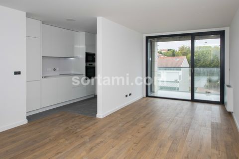 Fantastic two bedroom apartment in Porto! The apartment comprises an entrance hall, a living room with access to a balcony, equipped kitchen with laundry facilities, two bedrooms, which of one is en-suite and one bathroom for guests. Within the condo...
