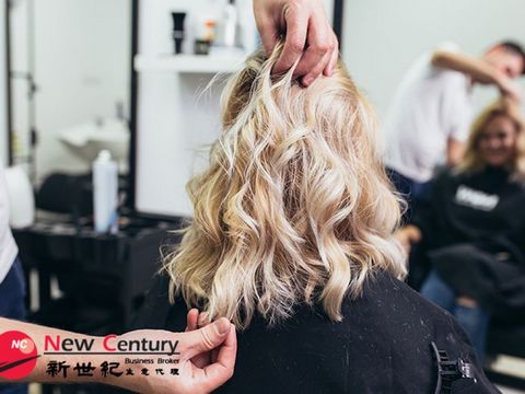 5 DAYS HAIR SALON--HAWTHORN--#7597850 Hairdresser * LOCATED ON THE MAIN ROAD OF HAWTHORN'S BUSY COMMERCIAL BUSINESS * The shop is beautifully decorated and well equipped * $13,000 per week, open for 5 days only * Ultra-low weekly rent of $538 for 6 y...