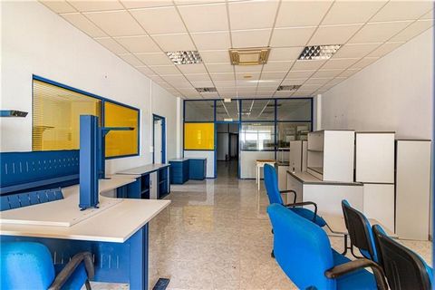Calviá. Commercial premises in a commercial area in the Costa de la Calma area. This place has an area of approximately 129m2, stoneware floor. This place is open-plan and has a terrace. The venue is ideal for any business. It includes 11 private par...
