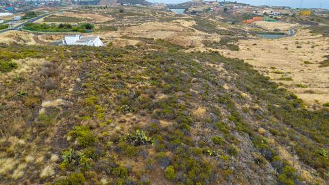 Imposing rustic plot in El Rosario Magnificent opportunity, imposing 18,404 m2 land located on Calle las Barreras, an area known as El Toriño, in front of the pilgrimage road to Candelaria in the municipality of El Rosario. It has excellent views and...
