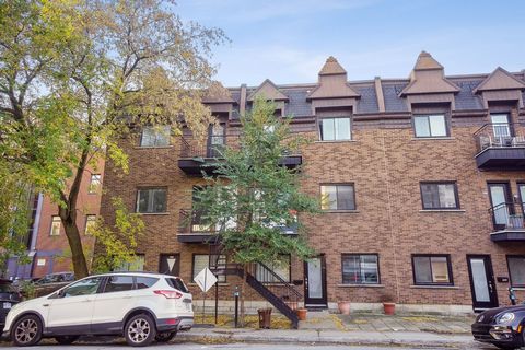Magnificent turnkey triplex, completely renovated in 2013 with 3 condo style apartments including hardwood floors, new kitchens and bathrooms, built-in lights and exposed brick walls offering a beautiful historic character. Located in Ville-Marie, 2 ...