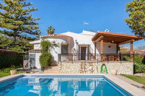 Bienvenidos a esta maravillosa villa con piscina privada. Está situado en una zona residencial de San Juan de Alicante, no muy lejos de la playa. Puede alojar hasta 7 personas. La zona exterior es perfecta para relajarse y disfrutar del buen tiempo. ...