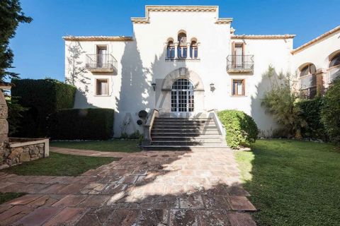 Stately estate for sale from the 16th century, completely restored in 2015, preserving the charm of the era, where we can detect the passage of time. It has 2,440m2 of land and is located 25km from Sitges, in a small town with basic services and amen...