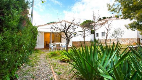 Simple apartment bungalow (25 m2) located in Llafranc, only 200 m from the beach and from the town center. Very quiet area. Easy to park in the area. In the northeast of the Iberian Peninsula, a most perfect mix of colors is what you find on the Cost...