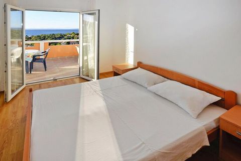 Spacious apartments with WiFi in a beautiful hillside location overlooking the harbour. Each apartment has a sunny balcony with garden furniture and the 120 square meters can accommodate up to 10 people. A garden with a communal barbecue is just as m...