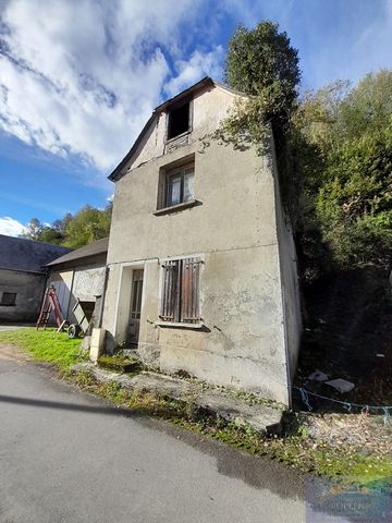 EXCLUSIVE TO EUROPEAN AGENCY Located in the town of Les Angles, House built on two levels to be totally renovated with land of 659 m2 (difficult to exploit). The mains drain is in front of the house but it is not connected. Given the dilapidation of ...