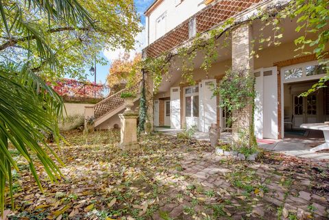 MOISSAC, the Selection Habitat Agency in Montauban offers you this magnificent bourgeois house from 1830 including 385m² of living space on 3 levels, a spacious garage with a remote-controlled opening, attics above the house and the garage which can ...