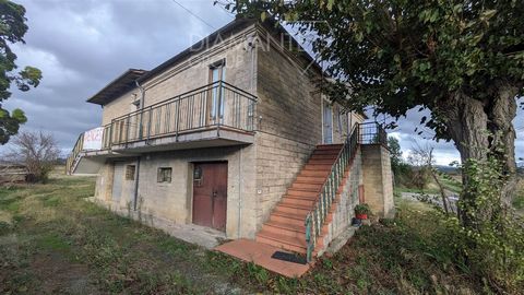 Chiusi (SI), Chiusi Scalo: Detached house on two levels of approximately 280 sqm consisting of: -Ground floor: garage of approx. 45 sqm and various funds. -First floor: entrance, living room with terrace, dining room, kitchen, three double bedrooms a...