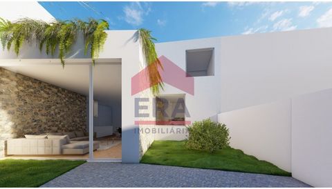 3 bedroom villa consisting of living room and equipped kitchen in open space with 50m2, a bedroom and a complete bathroom, outdoor leisure area with barbecue and with total privacy. On the upper floor there are two suites with wardrobes, a circulatio...