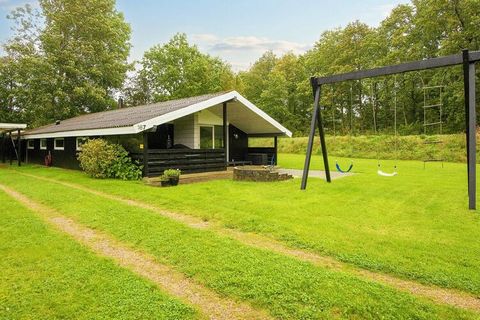 This cottage in Teglgårdsparken is a good choice if you are looking for a spacious cottage with a nice atmosphere. The house is furnished with three good bedrooms and an open kitchen in connection with the living room. The house is continuously renov...