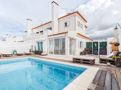 3-bedroom villa with a gross construction area of 122 sqm, terrace, and pool, set on a plot of land measuring 259 sqm, in the center of Comporta. The villa, designed in traditional architecture, is spread over two floors. On the ground floor, it feat...