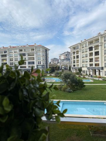 Flat for Sale in a Complex in Beylikdüzü 80 percent of the project consisting of 8 blocks with 5 floors has been allocated to green areas.   Consisting of 2+1, 3+1 and 4+1 Duplex Housing Options, the Project is located in Beylikdüzü Kavaklı. The Proj...