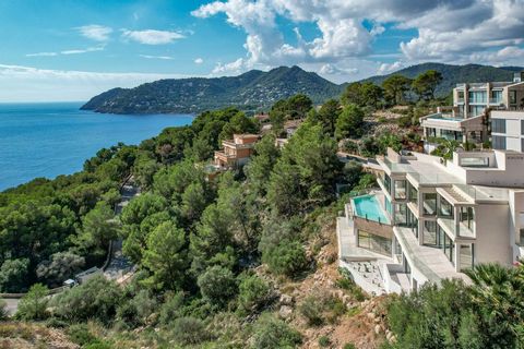 This spectacular house, perched on a hillside and with views over the sea to the south-east, is reminiscent of a ship sailing southwards across the Mediterranean. The privileged location of this house allows you to enjoy the sun all day long reflecte...