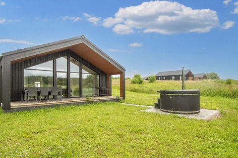 Ferienhaus bei Nørre Kettingskov, nur ca. 500 m vom Wasser entfernt. Die großen Fensterflächen des Hauses sorgen für unglaublich viel Lichteinfall. Im Haus drei Schlafzimmer, Badezimmer und Gäste-WC. Außerdem offen kombiniertes Wohn-/Esszimmer, ausge...