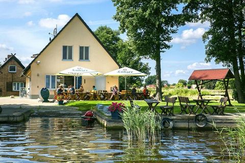 U kunt genieten van kanotochten op de Müritz, vissen aan de kust of gewoon de rust en stilte op de steiger rondom uw smaakvol ingerichte vakantiewoning op de Fischerhof in Vipperow. Het schilderachtige uitzicht op het meer laat geen twijfel bestaan: ...