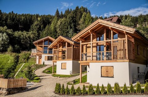 Charmant alpine chaletdorp met 3 chalets in nieuwstaat Ontdek dit idyllische alpenchaletdorp, dat in 2023 werd voltooid en nu te koop staat. Dit uitzonderlijke aanbod omvat drie charmante chalets, elk met een woonoppervlak van 72m², die elk plaats bi...