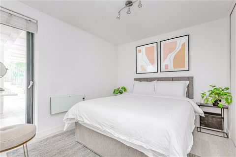 Un luminoso y moderno apartamento de un dormitorio, bellamente presentado y con vistas al río Támesis. El establecimiento está situado en una envidiable ubicación junto al río en Battersea, a solo 5 minutos a pie del parque Battersea y a 6 minutos a ...