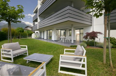 We present a uniquely stylish and sophisticated apartment located in the prestigious Sant'Alessandro area of the beautiful Riva del Garda. This gem is located on the ground floor and has everything you could wish for. Imagine entering an oasis of lux...