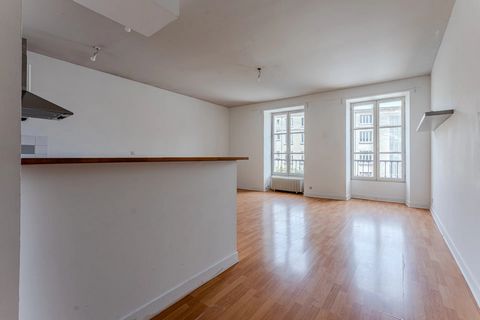 Maison Duport präsentiert zum Verkauf eine sehr helle T3-Wohnung mit freiem Blick im historischen Zentrum von Bordeaux. Diese atypische Wohnung profitiert von einer Steintreppe, die Zugang zu einem ausgebauten Dachboden mit Duschbad bietet, für einen...