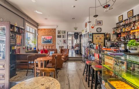 Business Transfer of Bar restaurant with terrace and two entrances, positioned at an intersection in the Historic Center of Aveiro. Very well located, on a residential street with restaurants that ends precisely at the canals with tourist boats, just...